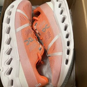 ON CLOUDSURFER - MENS 9 - FLAME/WHITE